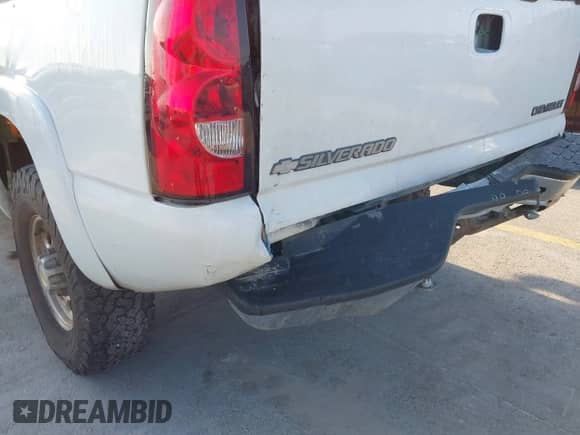 2003 Chevrolet Silverado 1500HD LS z VIN 1GCGC13U63F242884, wystawiony jako IAAI lot #42222977 z przebiegiem 240 701 mil mil oraz . Historia ofert i sprzedaży dostępna na DreamBid. Obrazek 6.