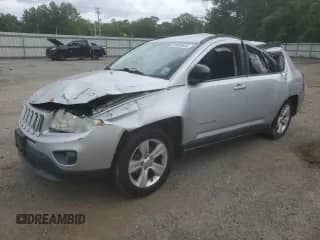 2011 Jeep Compass Latitude z VIN 1J4NT1FB8BD192270, wystawiony jako Copart lot #54953485 z przebiegiem 128 094 mil mil oraz Szkoda całkowita • Salvage title. Historia ofert i sprzedaży dostępna na DreamBid. Obrazek 1.