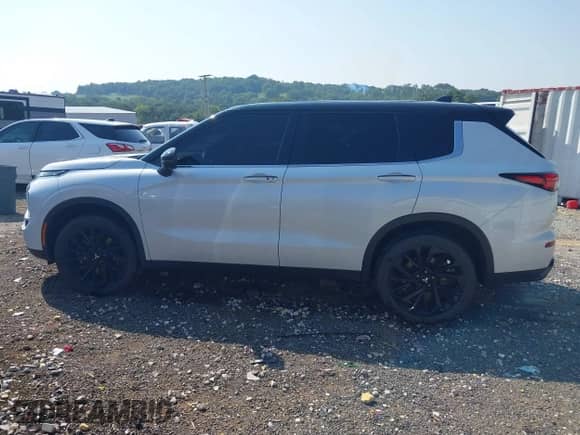 2023 Mitsubishi Outlander SEL z VIN JA4J4VA86PZ010610, wystawiony jako IAAI lot #42883511 z przebiegiem 37 536 mil mil oraz . Historia ofert i sprzedaży dostępna na DreamBid. Obrazek 14.