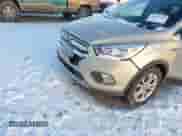 2017 Ford Escape SE с VIN 1FMCU9GD0HUF04174, выставлен на аукционе IAAI как лот 41327379 с пробегом 101 122 миль миль и . История ставок и продаж доступна на DreamBid. Изображение 6.