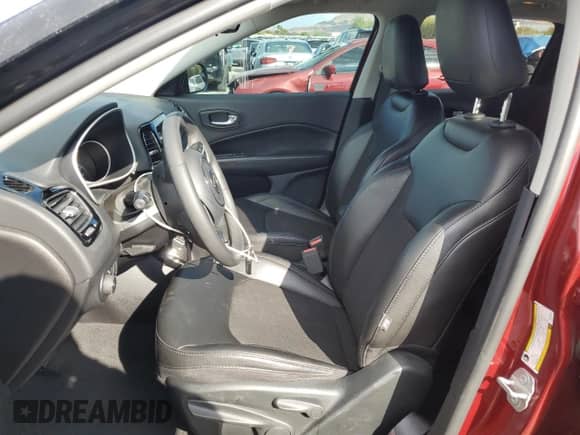 2021 Jeep Compass Altitude z VIN 3C4NJCBBXMT526972, wystawiony jako Copart lot #84058195 z przebiegiem 41 617 mil mil oraz Szkoda całkowita • Salvage title. Historia ofert i sprzedaży dostępna na DreamBid. Obrazek 7.