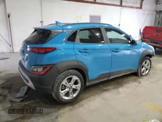2022 Hyundai Kona SEL z VIN KM8K32AB6NU894772, wystawiony jako Copart lot #61062565 z przebiegiem 13 683 mil mil oraz Nie do naprawy • Non repairable. Historia ofert i sprzedaży dostępna na DreamBid. Obrazek 3.