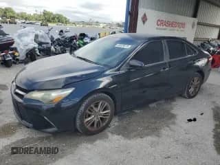 2015 Toyota Camry SE z VIN 4T1BF1FK7FU054673, wystawiony jako Copart lot #85839515 z przebiegiem 140 399 mil mil oraz Szkoda całkowita • Salvage title. Historia ofert i sprzedaży dostępna na DreamBid. Obrazek 1.
