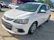 2018 Chevrolet Sonic LT z VIN 1G1JG6SH9J4110845, wystawiony jako Copart lot #82162555 z przebiegiem 137 730 mil mil oraz Czysty tytuł • Clean title. Historia ofert i sprzedaży dostępna na DreamBid. Obrazek 2.