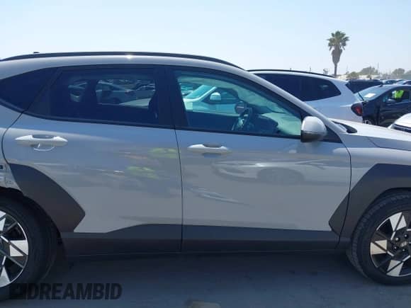 2025 Hyundai Kona SEL Convenience z VIN KM8HC3AB6SU269638, wystawiony jako IAAI lot #42604262 z przebiegiem 2 696 mil mil oraz . Historia ofert i sprzedaży dostępna na DreamBid. Obrazek 13.