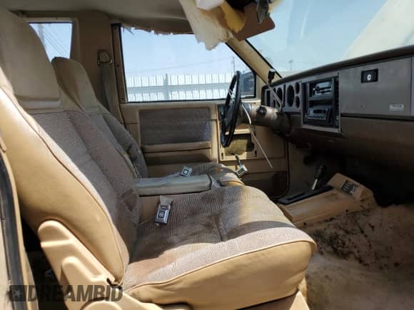1985 Chevrolet Blazer z VIN 1G8CT18B5F8156619, wystawiony jako Copart lot #61977745 z przebiegiem 22 993 mil mil oraz Czysty tytuł • Clean title. Historia ofert i sprzedaży dostępna na DreamBid. Obrazek 7.