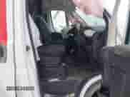 2018 Ram ProMaster Cargo z VIN 3C6URVJG6JE141767, wystawiony jako IAAI lot #41533451 z przebiegiem 92 184 mil mil oraz . Historia ofert i sprzedaży dostępna na DreamBid. Obrazek 5.