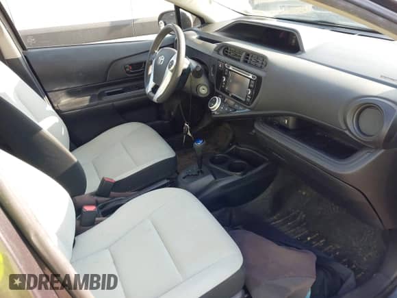 2015 Toyota Prius One z VIN JTDKDTB39F1096378, wystawiony jako IAAI lot #42947064 z przebiegiem 174 105 mil mil oraz . Historia ofert i sprzedaży dostępna na DreamBid. Obrazek 5.