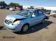2009 Hyundai Accent Auto GLS z VIN KMHCN46CX9U333847, wystawiony jako Copart lot #69383775 z przebiegiem 144 793 mil mil oraz Szkoda całkowita • Salvage title. Historia ofert i sprzedaży dostępna na DreamBid. Obrazek 1.