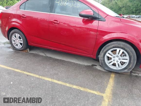 2014 Chevrolet Sonic LT z VIN 1G1JC5SB8E4231275, wystawiony jako IAAI lot #42182323 z przebiegiem 85 516 mil mil oraz . Historia ofert i sprzedaży dostępna na DreamBid. Obrazek 6.