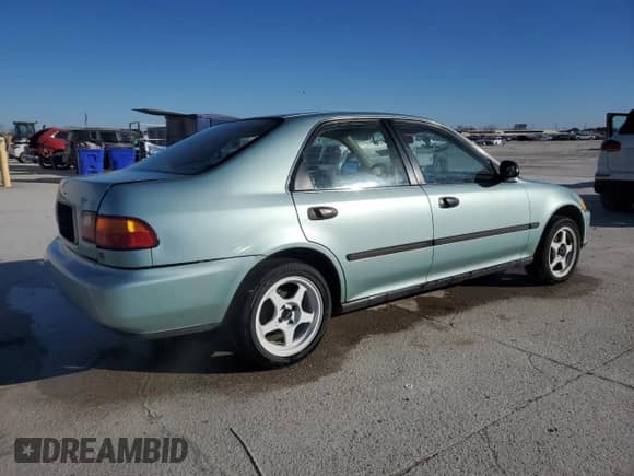 1992 Honda Civic with VIN 1HGEG865XNL060684, listed as a Copart auction lot 42700555 with 152,360 mi miles and Salvage title. Bid and sale history available at DreamBid. Image 3.