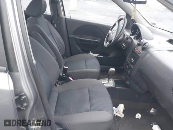 2008 Chevrolet Aveo LS z VIN KL1TD66658B110470, wystawiony jako IAAI lot #41802890 z przebiegiem 116 376 mil mil oraz . Historia ofert i sprzedaży dostępna na DreamBid. Obrazek 5.