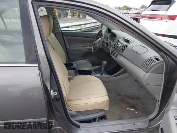 2003 Toyota Camry LE z VIN 4T1BE32K03U720501, wystawiony jako IAAI lot #43427722 z przebiegiem 286 385 mil mil oraz . Historia ofert i sprzedaży dostępna na DreamBid. Obrazek 5.