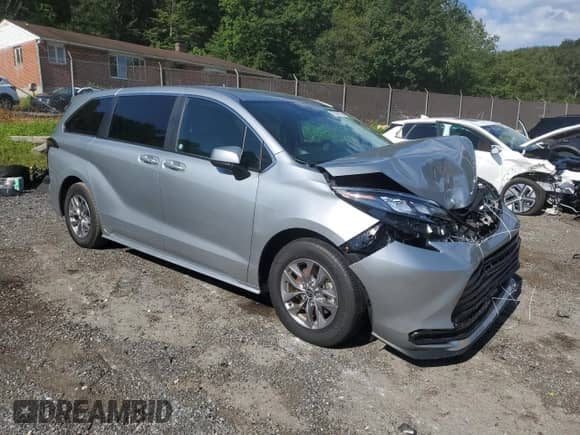 2025 Toyota Sienna LE with VIN 5TDKRKEC7SS226629, listed as a Copart auction lot 70096755 with 11,614 mi miles and Salvage title. Bid and sale history available at DreamBid. Image 4.