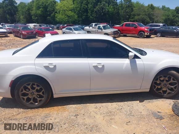 2015 Chrysler 300 S с VIN 2C3CCAGG3FH884568, выставлен на аукционе IAAI как лот 42564100 с пробегом 111 563 миль миль и . История ставок и продаж доступна на DreamBid. Изображение 13.