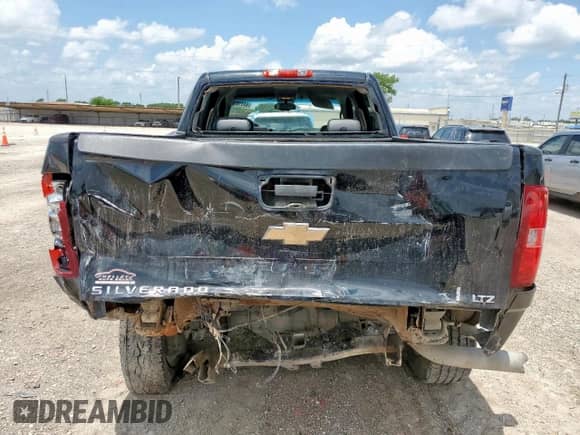 2011 Chevrolet Silverado 2500HD LTZ z VIN 1GC1KYC83BF215855, wystawiony jako Copart lot #68913305 z przebiegiem 213 230 mil mil oraz Szkoda całkowita • Salvage title. Historia ofert i sprzedaży dostępna na DreamBid. Obrazek 6.