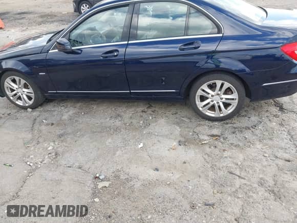 2012 Mercedes-Benz C 250 Sport с VIN WDDGF4HB7CR197331, выставлен на аукционе IAAI как лот 43288259 с пробегом 111 302 миль миль и . История ставок и продаж доступна на DreamBid. Изображение 14.