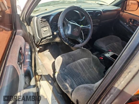 2002 Chevrolet S-10 LS z VIN 1GCCS19W128182400, wystawiony jako Copart lot #84425195 z przebiegiem 255 190 mil mil oraz Czysty tytuł • Clean title. Historia ofert i sprzedaży dostępna na DreamBid. Obrazek 8.