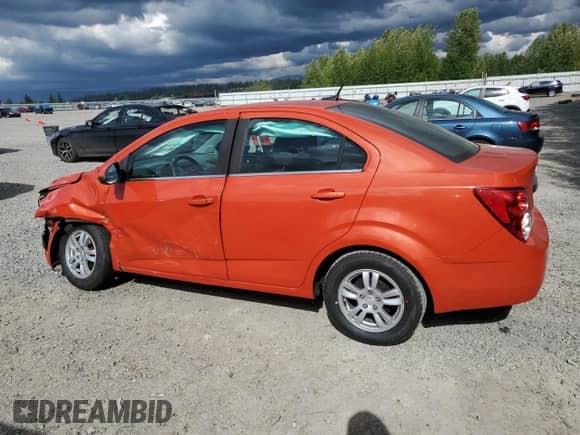 2012 Chevrolet Sonic LT z VIN 1G1JD5SB3C4231033, wystawiony jako Copart lot #56145205 z przebiegiem 43 015 mil mil oraz Szkoda całkowita • Salvage title. Historia ofert i sprzedaży dostępna na DreamBid. Obrazek 2.