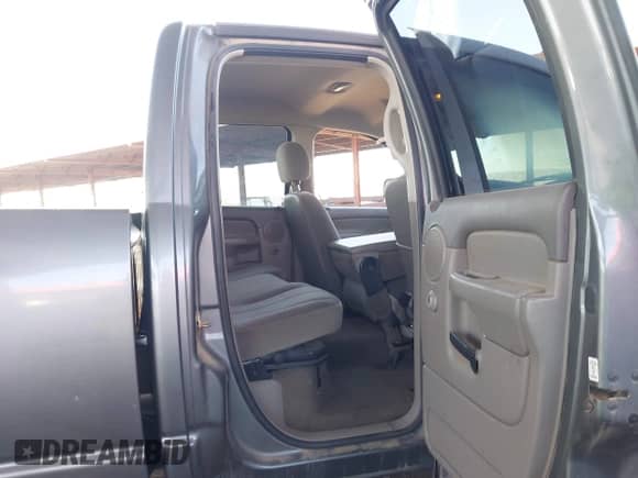 2005 Dodge 2500 SLT z VIN 3D7KS28C65G715564, wystawiony jako IAAI lot #42588383 z przebiegiem 176 327 mil mil oraz . Historia ofert i sprzedaży dostępna na DreamBid. Obrazek 8.