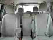 2017 Toyota Sienna LE Auto Access Seat z VIN 5TDKZ3DC1HS795802, wystawiony jako Copart lot #59602705 z przebiegiem 131 980 mil mil oraz Szkoda całkowita • Salvage title. Historia ofert i sprzedaży dostępna na DreamBid. Obrazek 10.