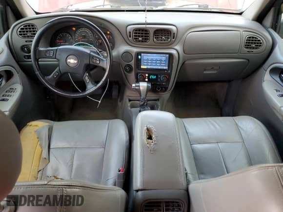 2008 Chevrolet TrailBlazer 2LT z VIN 1GNDS13S982120028, wystawiony jako Copart lot #84414075 z przebiegiem 276 815 mil mil oraz Szkoda całkowita • Salvage title. Historia ofert i sprzedaży dostępna na DreamBid. Obrazek 8.