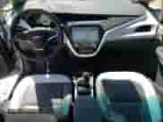 2018 Chevrolet Bolt EV Premier z VIN 1G1FX6S03J4117760, wystawiony jako Copart lot #49595633 z przebiegiem 48 689 mil mil oraz . Historia ofert i sprzedaży dostępna na DreamBid. Obrazek 8.