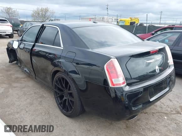 2013 Chrysler 300 S z VIN 2C3CCABG9DH551117, wystawiony jako IAAI lot #41976425 z przebiegiem 183 267 mil mil oraz . Historia ofert i sprzedaży dostępna na DreamBid. Obrazek 3.
