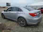 2013 Chrysler 200 Touring z VIN 1C3CCBBG9DN718136, wystawiony jako Copart lot #67245255 z przebiegiem 111 225 mil mil oraz Szkoda całkowita • Salvage title. Historia ofert i sprzedaży dostępna na DreamBid. Obrazek 2.