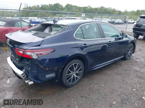 2021 Toyota Camry SE Nightshade z VIN 4T1G11AK8MU585082, wystawiony jako IAAI lot #43245347 z przebiegiem 88 301 mil mil oraz . Historia ofert i sprzedaży dostępna na DreamBid. Obrazek 4.