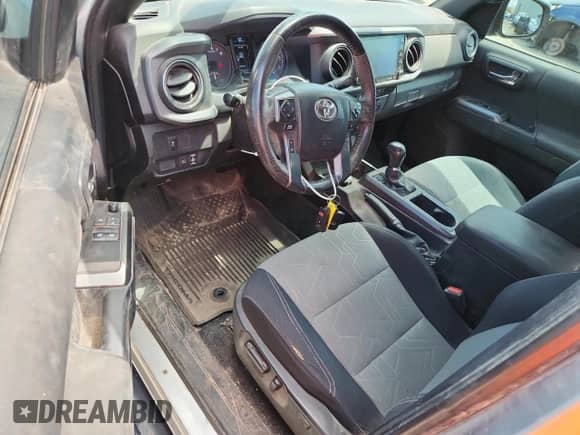 2022 Toyota Tacoma SR z VIN 3TYSZ5AN6NT091760, wystawiony jako Copart lot #63561745 z przebiegiem 61 005 mil mil oraz Szkoda całkowita • Salvage title. Historia ofert i sprzedaży dostępna na DreamBid. Obrazek 8.