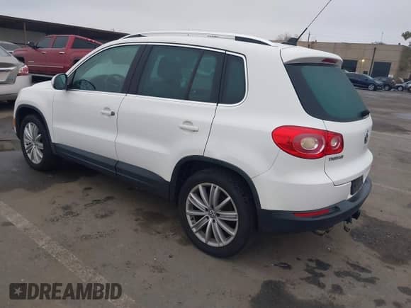 2011 Volkswagen Tiguan SE z VIN WVGAV7AX9BW534166, wystawiony jako IAAI lot #41146905 z przebiegiem 118 095 mil mil oraz . Historia ofert i sprzedaży dostępna na DreamBid. Obrazek 3.