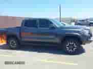 2018 Toyota Tacoma SR5 с VIN 3TMAZ5CN2JM066370, выставлен на аукционе IAAI как лот 42311459 с пробегом 99 496 миль миль и . История ставок и продаж доступна на DreamBid. Изображение 13.