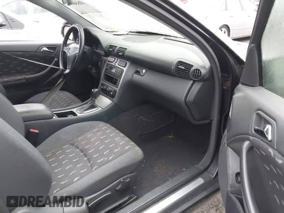 2002 Mercedes-Benz C 230/260/280/320 z VIN WDBRN47J12A358895, wystawiony jako IAAI lot #43536114 z przebiegiem 199 902 mil mil oraz . Historia ofert i sprzedaży dostępna na DreamBid. Obrazek 5.