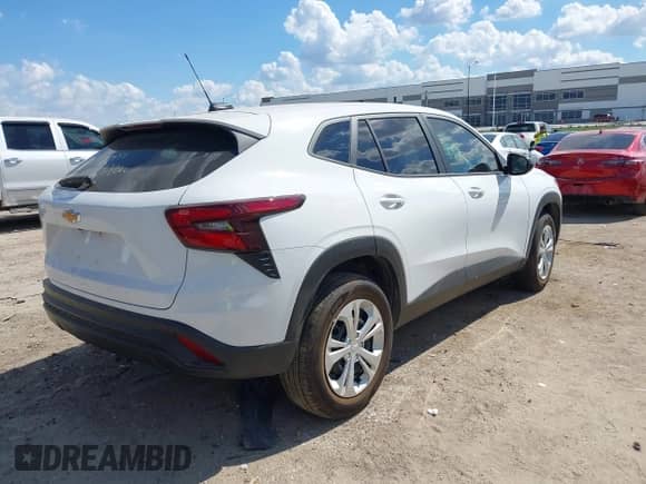 2025 Chevrolet Trax LS with VIN KL77LFEP5SC231280, listed as a IAAI auction lot 43384042 with 7,205 mi miles and . Bid and sale history available at DreamBid. Image 4.