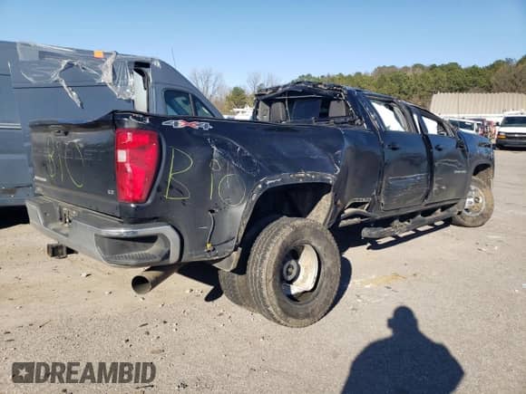 2022 Chevrolet Silverado 3500HD LT z VIN 1GC4YTEY8NF329902, wystawiony jako Copart lot #46361325 z przebiegiem Nie podano mil oraz Szkoda całkowita • Salvage title. Historia ofert i sprzedaży dostępna na DreamBid. Obrazek 3.