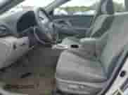 2009 Toyota Camry LE z VIN 4T1BE46KX9U806116, wystawiony jako Copart lot #85261255 z przebiegiem 196 982 mil mil oraz Czysty tytuł • Clean title. Historia ofert i sprzedaży dostępna na DreamBid. Obrazek 7.