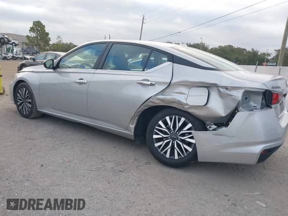 2024 Nissan Altima SV with VIN 1N4BL4DV4RN302829, listed as a IAAI auction lot 43424214 with 40,123 mi miles and . Bid and sale history available at DreamBid. Image 3.
