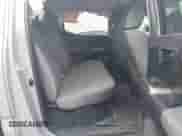 2021 Toyota Tacoma SR5 z VIN 3TMDZ5BN7MM106221, wystawiony jako IAAI lot #42827931 z przebiegiem 71 851 mil mil oraz . Historia ofert i sprzedaży dostępna na DreamBid. Obrazek 8.