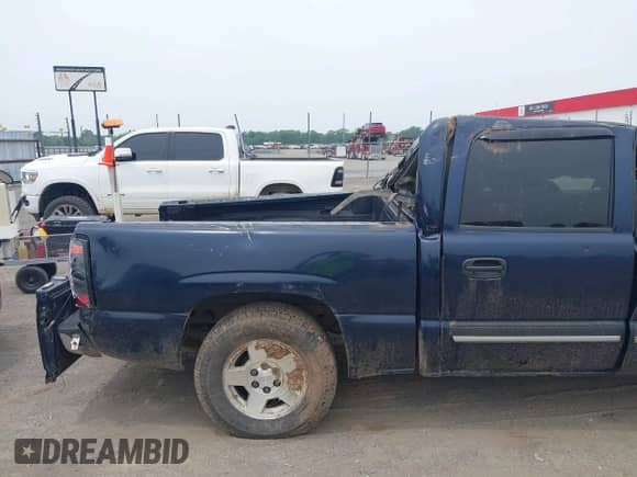 2005 Chevrolet Silverado 1500 LS z VIN 2GCEC13T351179171, wystawiony jako IAAI lot #42274016 z przebiegiem Nie podano mil oraz . Historia ofert i sprzedaży dostępna na DreamBid. Obrazek 12.