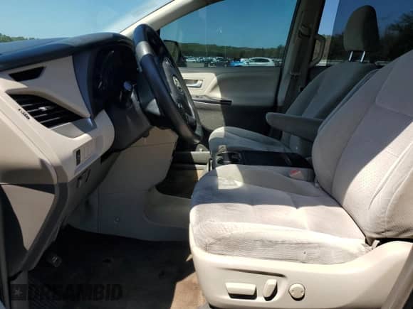 2018 Toyota Sienna LE Auto Access Seat z VIN 5TDKZ3DCXJS903114, wystawiony jako Copart lot #68462915 z przebiegiem 92 385 mil mil oraz Czysty tytuł • Clean title. Historia ofert i sprzedaży dostępna na DreamBid. Obrazek 7.