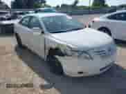 2009 Toyota Camry LE z VIN 4T1BE46K59U880088, wystawiony jako IAAI lot #43210981 z przebiegiem 63 904 mil mil oraz . Historia ofert i sprzedaży dostępna na DreamBid. Obrazek 1.