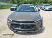 2024 Chevrolet Trax ACTIV z VIN KL77LKE2XRC092920, wystawiony jako Copart lot #69212525 z przebiegiem 28 125 mil mil oraz Nie do naprawy • Non repairable. Historia ofert i sprzedaży dostępna na DreamBid. Obrazek 5.