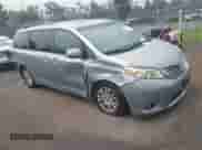 2015 Toyota Sienna XLE z VIN 5TDYK3DC8FS677001, wystawiony jako IAAI lot #42885539 z przebiegiem 135 217 mil mil oraz . Historia ofert i sprzedaży dostępna na DreamBid. Obrazek 1.