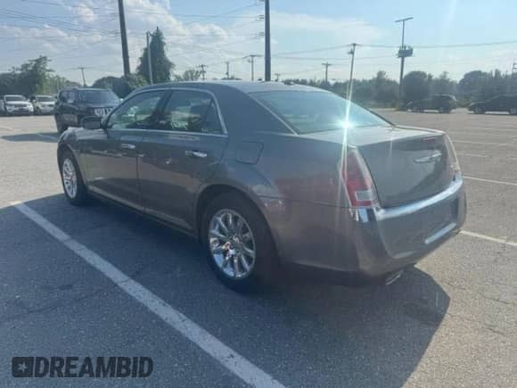 2012 Chrysler 300 Limited z VIN 2C3CCACG7CH243246, wystawiony jako Copart lot #91070925 z przebiegiem 93 469 mil mil oraz Czysty tytuł • Clean title. Historia ofert i sprzedaży dostępna na DreamBid. Obrazek 3.