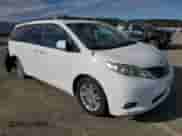 2014 Toyota Sienna XLE z VIN 5TDYK3DC0ES454692, wystawiony jako Copart lot #84995675 z przebiegiem 52 669 mil mil oraz Szkoda całkowita • Salvage title. Historia ofert i sprzedaży dostępna na DreamBid. Obrazek 4.