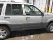 1996 Jeep Grand Cherokee Laredo z VIN 1J4GZ58S5TC293897, wystawiony jako IAAI lot #42435233 z przebiegiem 167 432 mil mil oraz . Historia ofert i sprzedaży dostępna na DreamBid. Obrazek 13.