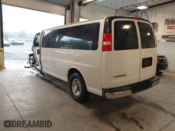 2018 Chevrolet Express Passenger LT с VIN 1GAZGPFG3J1267167, выставлен на аукционе IAAI как лот 42320536 с пробегом 81 068 миль миль и . История ставок и продаж доступна на DreamBid. Изображение 3.