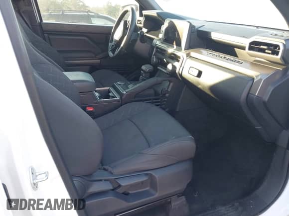 2024 Toyota Tacoma SR5 z VIN 3TMKB5FN9RM014265, wystawiony jako IAAI lot #41653742 z przebiegiem 4 772 mil mil oraz . Historia ofert i sprzedaży dostępna na DreamBid. Obrazek 5.