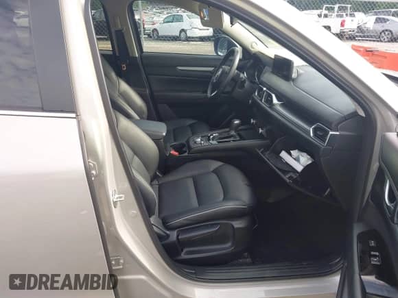 2025 Mazda CX-5 S Select z VIN JM3KFBBLXS0566588, wystawiony jako IAAI lot #42492886 z przebiegiem 15 382 mil mil oraz . Historia ofert i sprzedaży dostępna na DreamBid. Obrazek 5.